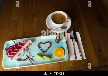 In curato portagiornali torte e dolci Foto Stock