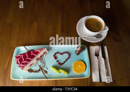 In curato portagiornali torte e dolci Foto Stock