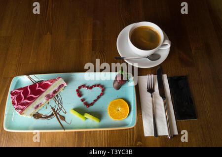 In curato portagiornali torte e dolci Foto Stock