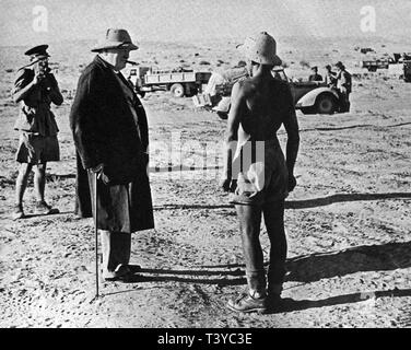 Winston Churchill visitando la parte anteriore nel deserto a ovest del Cairo subito dopo Montgomery era stato dato il comando della 8a armata. 20 Agosto 1942 Foto Stock