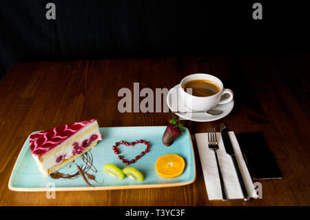 In curato portagiornali torte e dolci Foto Stock