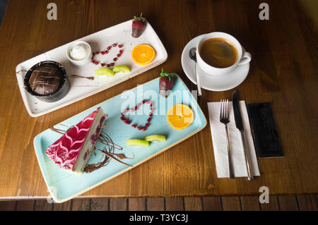 In curato portagiornali torte e dolci Foto Stock