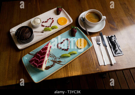 In curato portagiornali torte e dolci Foto Stock