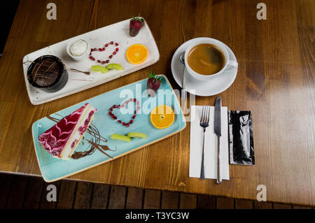 In curato portagiornali torte e dolci Foto Stock