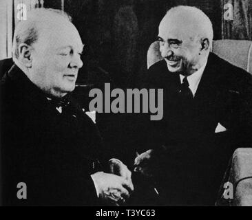 Winston Churchill con il presidente turco Ismet Inonu ad Adana, nella Turchia meridionale. 30 gennaio 1943 Foto Stock