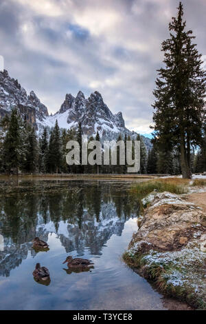 Una vista all alba del Lago di Misurina, un piccolo stagno nelle Dolomiti di Ampezzo, circondato da alcuni dei migliori guardando le montagne del mondo, come ad esempio il TR Foto Stock