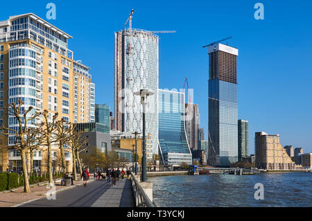 Nuovo ufficio e edifici di appartamenti in costruzione lungo il fiume Tamigi a Canary Wharf, East London REGNO UNITO Foto Stock