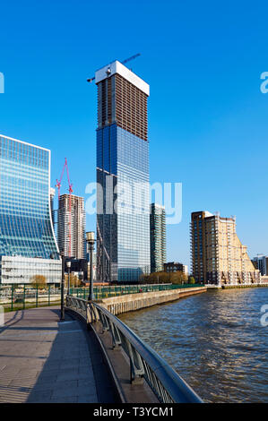 Il nuovo punto di riferimento Pinnacle edificio in costruzione a Canary Wharf, dal fiume Tamigi, nei Docklands di Londra, Regno Unito Foto Stock