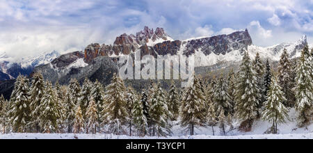 Una bellissima vista di Lastoi da Formin e Croda da Lago come visto dalla strada per le Cinque Torri. Preso in una serata di metà ottobre, appena dopo il f Foto Stock