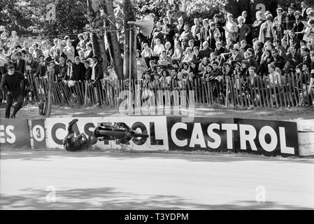 Moto Racing al Crystal Palace vicino a Londra nel 1968. Un motociclo racer si blocca e cade nella parete del circuito mentre si avvicina a una piega sulla via. Il Palazzo di Cristallo circuito automobilistico è stato chiuso nel 1972. Foto Stock