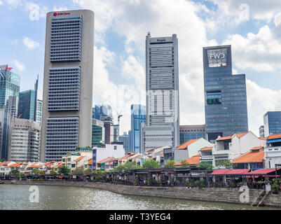 Ristoranti fodera Boat Quay sul Fiume Singapore in esecuzione attraverso il Distretto Centrale degli Affari CBD di Singapore. Foto Stock