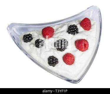 Yogurt dolce dessert. Frutti di bosco. Panna montata. Fresco e salutare lamponi e more. Triangolare di coppa in vetro. Deliziosi snack. Formaggio di delicatezza. Foto Stock