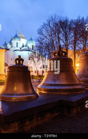 Paesaggio notturno - St Sophia cattedrale e veche campane sul piedistallo in Veliky Novgorod Cremlino Parco in autunno la notte in Veliky Novgorod, Russia Foto Stock