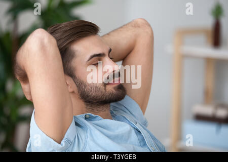 Chiudere stanchi uomo tranquillo rilassante schiena pendente con gli occhi chiusi Foto Stock