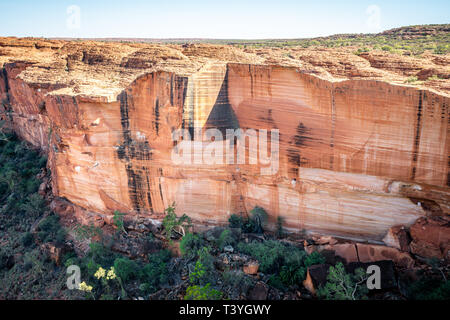 Vista delle scogliere enormi pareti del Canyon dei Re nel Territorio del Nord outback Australia Foto Stock