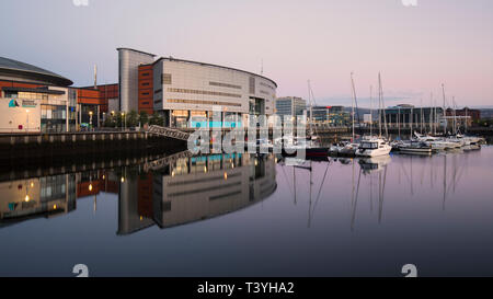 Irlanda del Nord, Belfast, Belfast Harbour Marina. Le barche si riflette sulle acque tranquille del Belfast Harbour Marina all'alba. Foto Stock