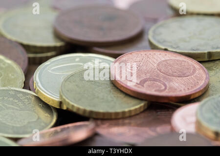 Macro di centesimi di euro monete. Monete di cinquanta centesimi di euro, venti centesimi di euro e cinque centesimi di euro. Risparmio. Foto Stock