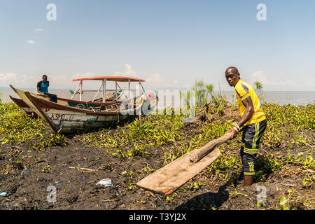 Vicino a Kisumu, Kenya - Marzo 8, 2019 - i pescatori in una costa del lago Victoria Foto Stock