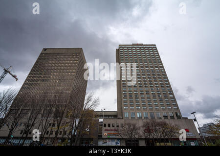 MONTREAL, Canada - 10 novembre 2018: l'edificio del Hotel des Gouverneurs nel centro cittadino di Montreal, Quebec. Gouverneurs Hotel è un punto di riferimento ed è uno dei th Foto Stock