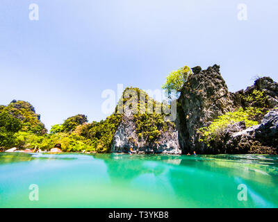 Split visione subacquea della spiaggia tropicale Foto Stock