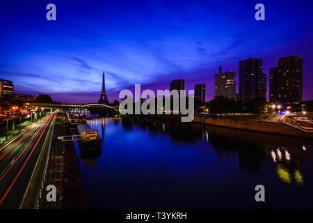 Alla Torre Eiffel e al fiume Senna di notte, Parigi, Francia Foto Stock