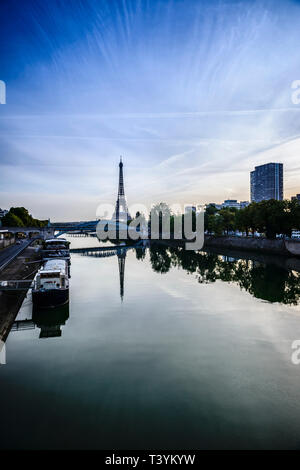 Alla Torre Eiffel e al fiume Senna, Parigi, Francia Foto Stock