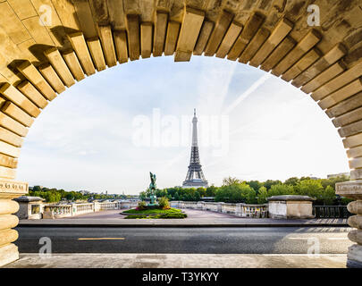 La Torre Eiffel dalla arch, Parigi, Francia Foto Stock