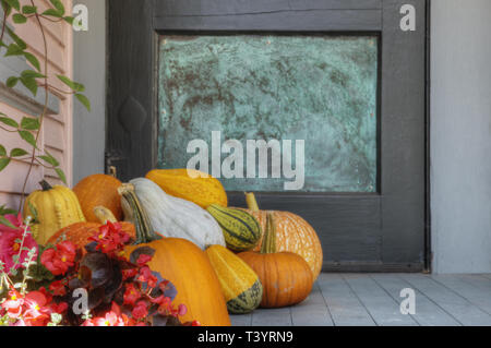 Pila di zucche e zucche sul portico Foto Stock