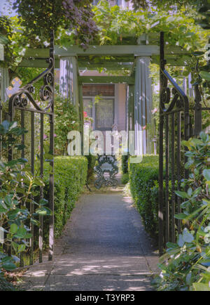 Siepi e cancello in giardino Foto Stock