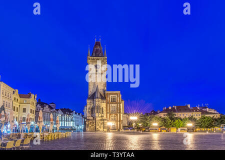 Illuminata piazza e municipio della città vecchia, all'alba, Praga, Repubblica Ceca Foto Stock
