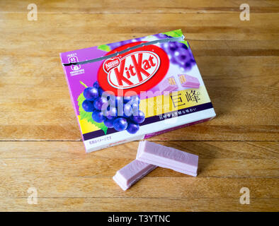 Un giapponese Uva Kyoho Kit Kat barra di cioccolato. Foto Stock