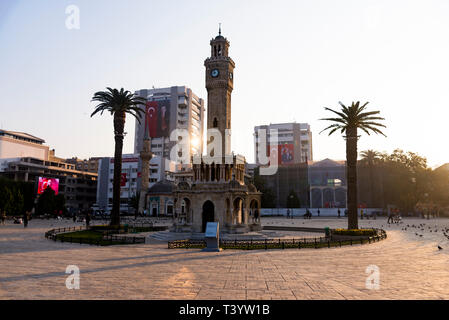 Izmir, Turchia - 10 Novembre 2018: la torre dell Orologio e alcune persone in piazza Konak Izmir in Turchia e la mattina. Foto Stock