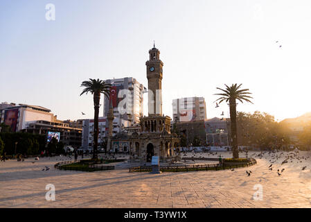 Izmir, Turchia - 10 Novembre 2018: la torre dell Orologio e alcune persone in piazza Konak Izmir in Turchia e la mattina. Foto Stock