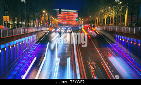 Una lunga esposizione colpo di una strada del centro al tramonto. Grattacieli sullo sfondo con semaforo. Bruxelles, Belgio. Foto Stock