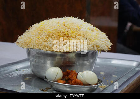 Hyderabadi biryani con uova e pollo rosso Foto Stock