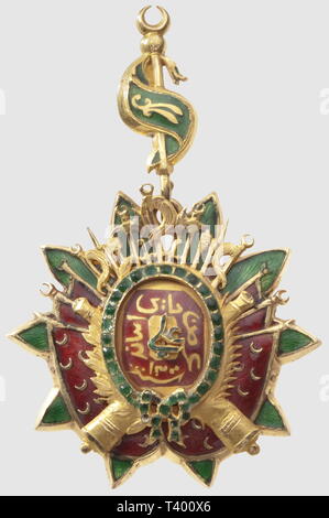 Ordre du Nishan al-trascorso al-Aman et el Mourrassa, (Ordre du Pacte Fondamental). Ensemble de grand croix, de la période de "Ali Pacha Bey' 1882-1902, placca en o, diamètre 75mm (2 petits éclats au vert), bijou, diamètre 80mm. Les deux pièces sont ornées d'émeraudes, et de brillants (manque une Pierre sur le monogramme de la placca), poincon au dos, écharpe, dans figlio superbe coffret de velluti rouge. Institué le 16 janvier 1860 par le Bey Mohamed Es Sadok en l'honneur du Pacte de 1857, pour honorer les très hautes personnalités de l'Etat Tunisien e, Additional-Rights-Clearance-Info-Not-Available Foto Stock