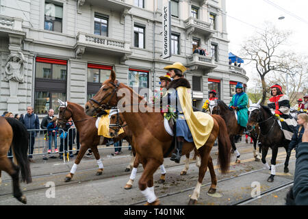 Zurigo, ZH / Svizzera - Aprile 8, 2019: processione di guildsmen tradizionale e il festival di primavera parade presso Sechselauten a Zurigo Foto Stock