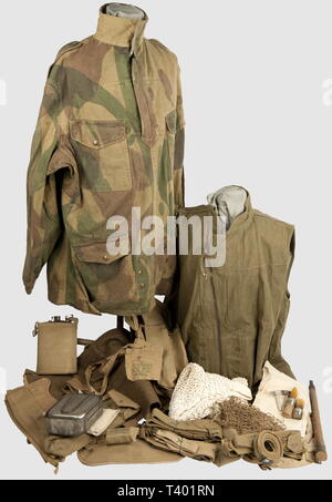 ARMEES ALLIEES 1939-1945, Ensemble de parachutiste britannique, Veste camouflée 'Denison fumo' datée 42 (? Fermeture à glissière "fulmine", pressions " Newey'), pantalon BD belge en drap après-guerre, over-smock datée 45, cravate réglementaire (petits trous de acari), paire de guêtrons datés web 41, ceinturon Mle web 37, paires de bretelles X- et L-fascette web respectivement datées 42 et 43, paire de sacche datés 43, bidon et étui daté 43, Filet de casque réglementaire, havresac Mle 37 (avec marquages francais postérieurs), outil individuel daté, Additional-Rights-Clearance-Info-Not-Available Foto Stock