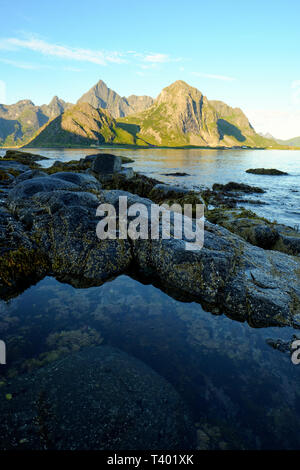 Il robusto estate costa e paesaggio di montagna di Flakstadøya isola dell'arcipelago delle Lofoten in Norvegia Nordland Foto Stock