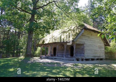 Tradizionale antica casa in legno con tetto a lamelle in Lettonia Foto Stock