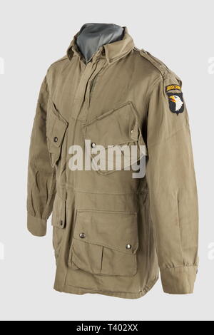 ARMEES ALLIEES 1939-1945, Ensemble de parachutiste noi, Casquette Beanie en laine, veste parachutiste M-42 comportant l'insigne de la 101ème Airborne et le 'Arm-Flag' (marquée 'H-317-H', ceinture et étiquette manquantes, fermeture à glissière 'Rown'), copie de pantalon, foulard en parachute noi daté 45, paire de bottes hollandaises après-guerre, ceinture datée 43, ceinturon M-36 à boucleterie laiton, musette M-36 datée 43, custodia de groppa ".30 cal. la piegatura carabina M-1 A-1' en tela od-7 daté 44, Onu porte-chargeurs pour M-1 daté 43, pansement sou, Additional-Rights-Clearance-Info-Not-Available Foto Stock