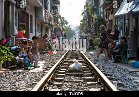 "Treno street" ad Hanoi, dove due volte al giorno un treno in movimento passa solo centimetri di distanza da le case di questo quartiere residenziale, Vietnam Foto Stock