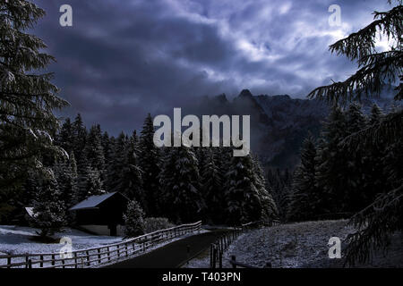 La strada per il Passo delle Erbe durante una nevicata precoce all'inizio di ottobre. Le Erbe pass collegare la Val di Funes (Vilnosstal) in Alta Badia, nel Foto Stock