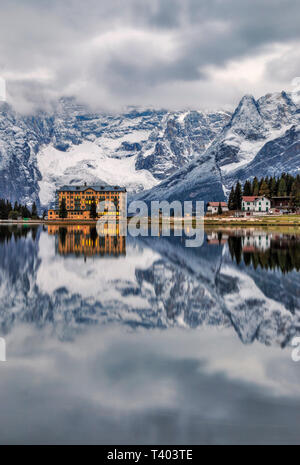 Una vista tranquilla all alba del Lago di Misurina, un lago nelle Dolomiti d'Ampezzo, non lontano dal centro di Cortina, con le maestose pareti rocciose Foto Stock