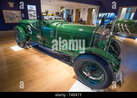 Più di 25 Pre-War Bentleys presso Bonhams New Bond Street per anteprima di 'l'età di Endeavour Exhibition" celebra i suoi cento anni del racing team di Bentley. Foto Stock