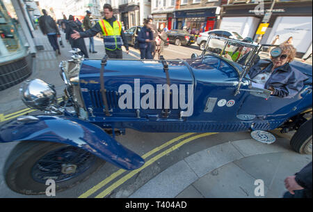 Più di 25 Pre-War Bentleys presso Bonhams New Bond Street per anteprima di 'l'età di Endeavour Exhibition" celebra i suoi cento anni del racing team di Bentley. Foto Stock