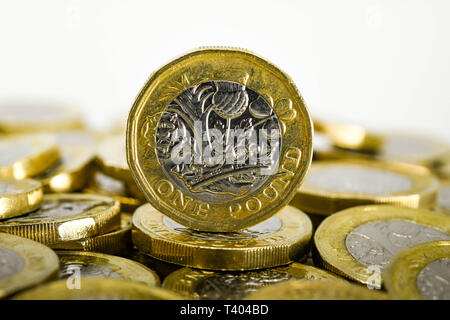 LONDON, Regno Unito - Aprile 2019: Vista ravvicinata della valuta britannica GBP - una libbra di moneta in piedi sul suo bordo Foto Stock