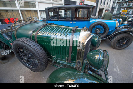 Più di 25 Pre-War Bentleys presso Bonhams New Bond Street per anteprima di 'l'età di Endeavour Exhibition" celebra i suoi cento anni del racing team di Bentley. Foto Stock