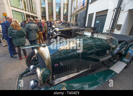 Più di 25 Pre-War Bentleys presso Bonhams New Bond Street per anteprima di 'l'età di Endeavour Exhibition" celebra i suoi cento anni del racing team di Bentley. Foto Stock