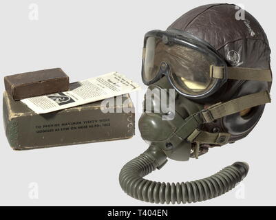 ARMEES ALLIEES 1939-1945, Ensemble de pilote noi, composé d'onu serre-tête cuir tipo A-11, étiquette 'Dimensione - Grande, il pattino di Selby Co. Proprietà dell'esercito AFUS' (écouteurs assenti, tache de peinture) bien marqué 'Army Air Forces', d'onu masque à ossigeno di tipo A-14 marqué 'Media, Ohio Chemical & Mfg Co. Artico, Air Force US Army daté 12-44, et d'une paire de lunette de protection en caoutchouc moulé noir " occhiali M-1944' fabriquées par Pioneer Scientific Corporation, dans leur boîte en carton vert olive avec écran vert en pochette (légèrement abîmés), Editorial-Use-solo Foto Stock